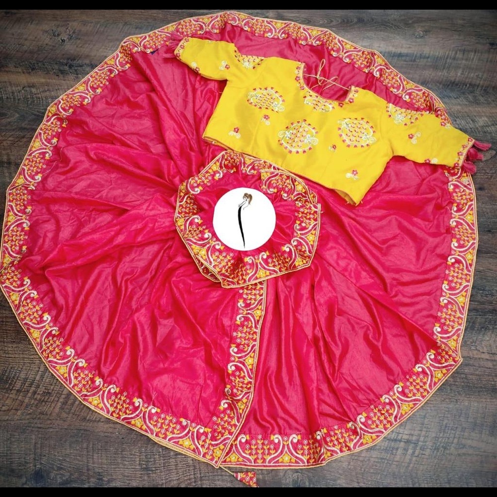 Beautiful Indian Saree with readymade blouse - Picture 2 of 4